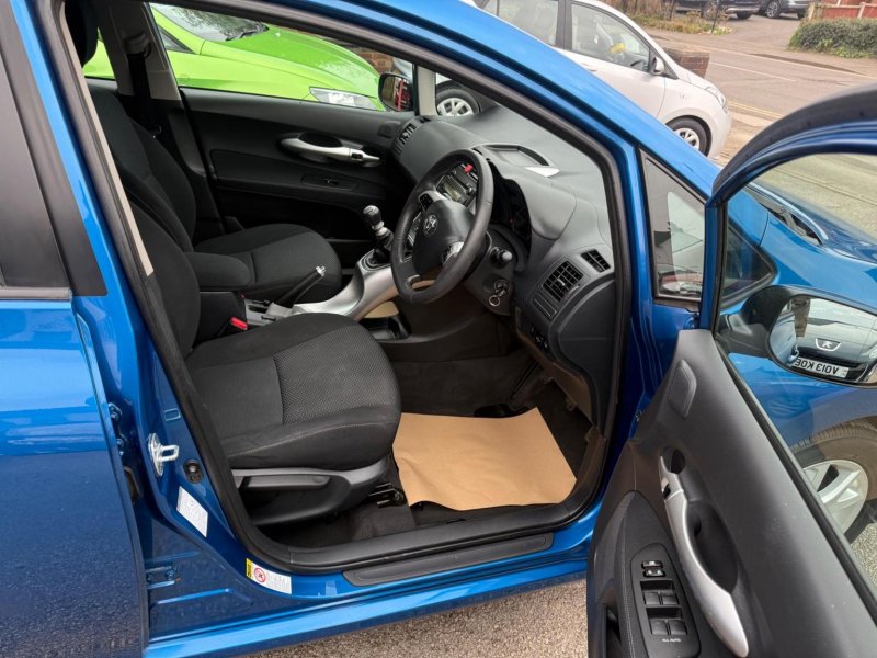 TOYOTA AURIS