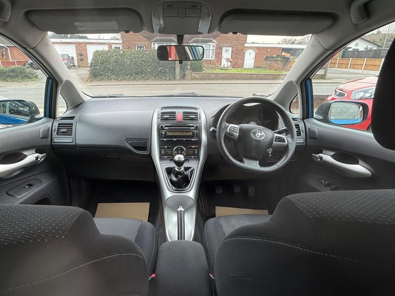 TOYOTA AURIS