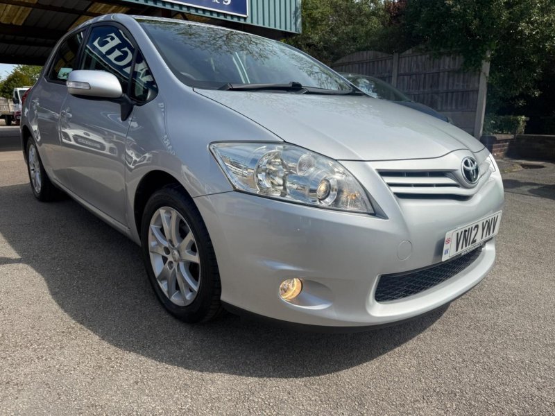 TOYOTA AURIS