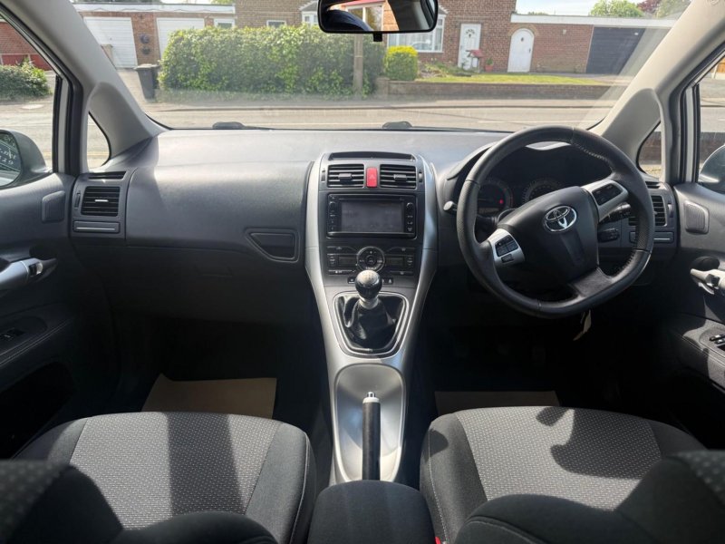 TOYOTA AURIS