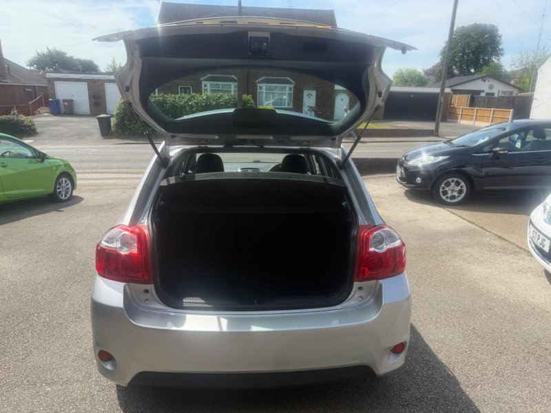 TOYOTA AURIS