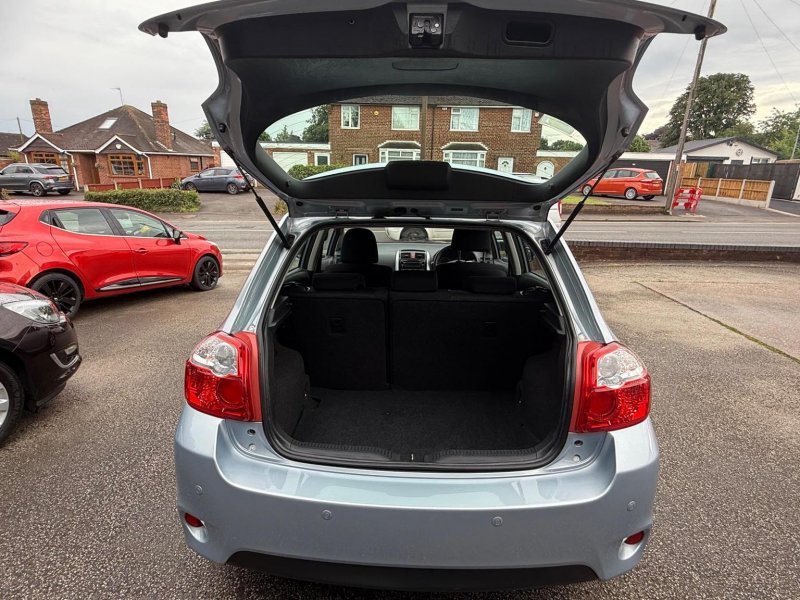 TOYOTA AURIS