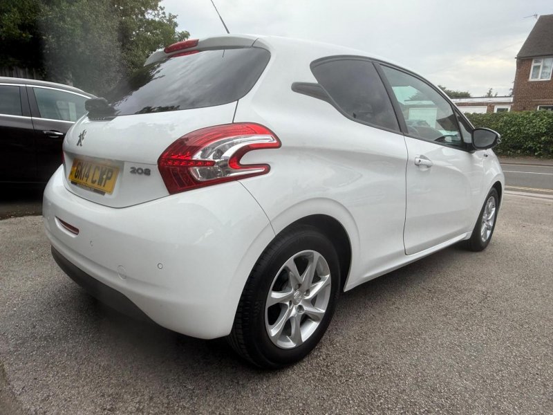 PEUGEOT 208