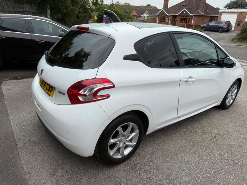 PEUGEOT 208